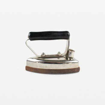 Gammal strykjärn med trähandtag.