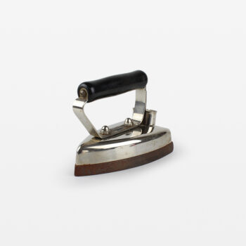 Gammal strykjärn med trähandtag.