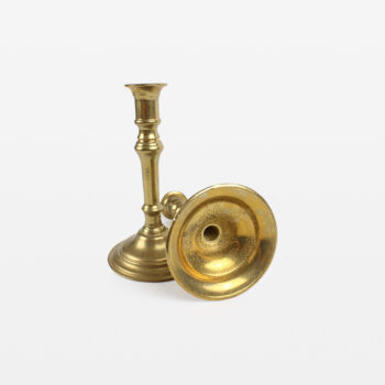 2 stycken ljusstakar i mässing.