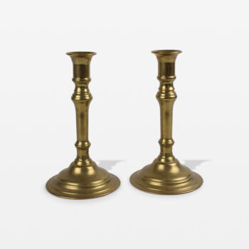 2 stycken ljusstakar i mässing.