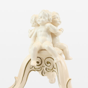 Ljusstake i porslin för tre ljus.