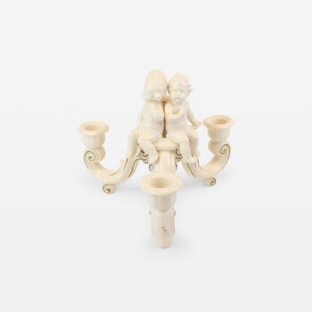 Ljusstake i porslin för tre ljus.