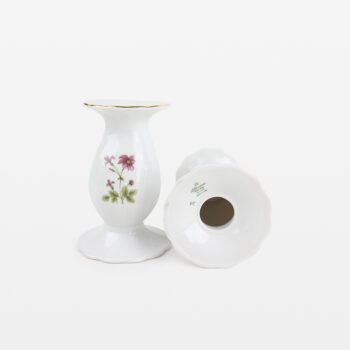 2 st ljusstakar med blomdekor.